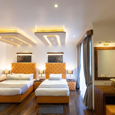 Hotel Grand Turf Нувара-Елія Екстер'єр фото