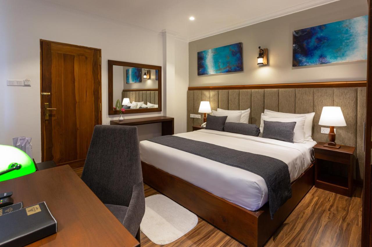 Hotel Grand Turf Нувара-Елія Екстер'єр фото