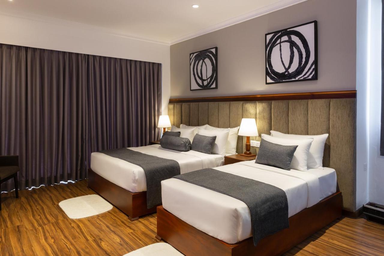 Hotel Grand Turf Нувара-Елія Екстер'єр фото
